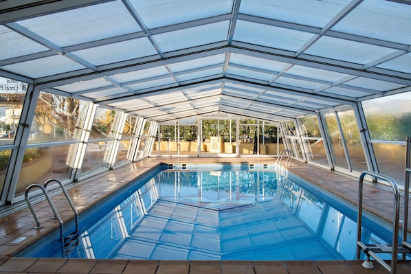 Una piscina al aire libre de temporada