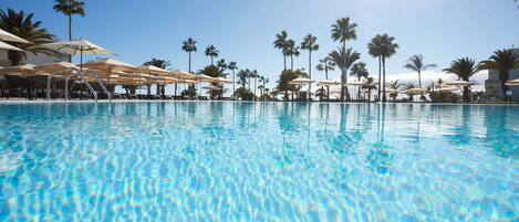 8 utendørsbassenger, bassengparasoller og solsenger