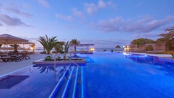8 piscines extérieures, parasols de plage, chaises longues