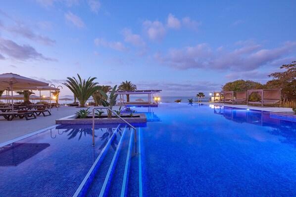 8 outdoor pools, open 9:00 AM to 7:00 PM, pool umbrellas, pool loungers