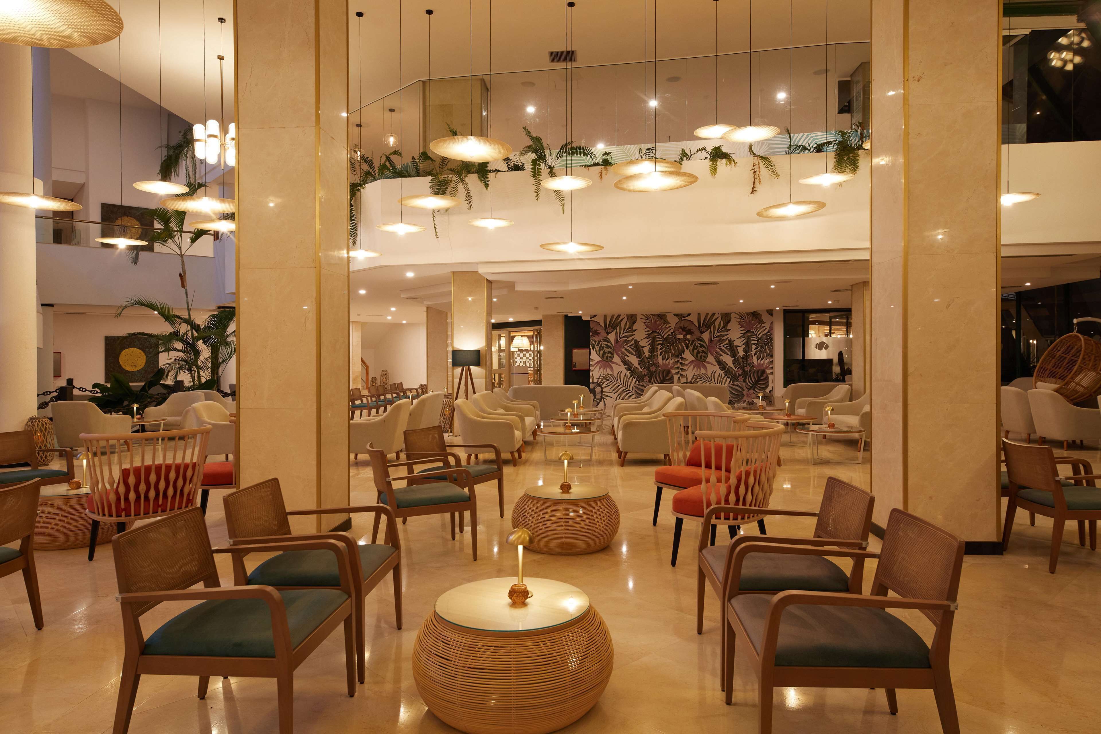 7 bars/lounges, 4 poolside bars