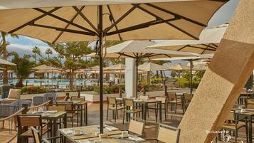Petit déjeuner buffet (14 EUR par personne)