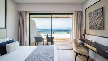 Chambre Triple, terrasse, vue océan (Preferred Club, 3 Adults) | Minibar, coffres-forts dans les chambres, bureau, rideaux occultants