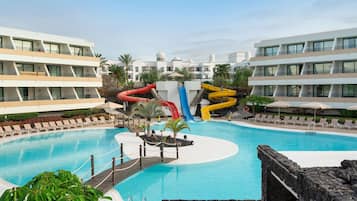 8 piscines extérieures, parasols de plage, chaises longues