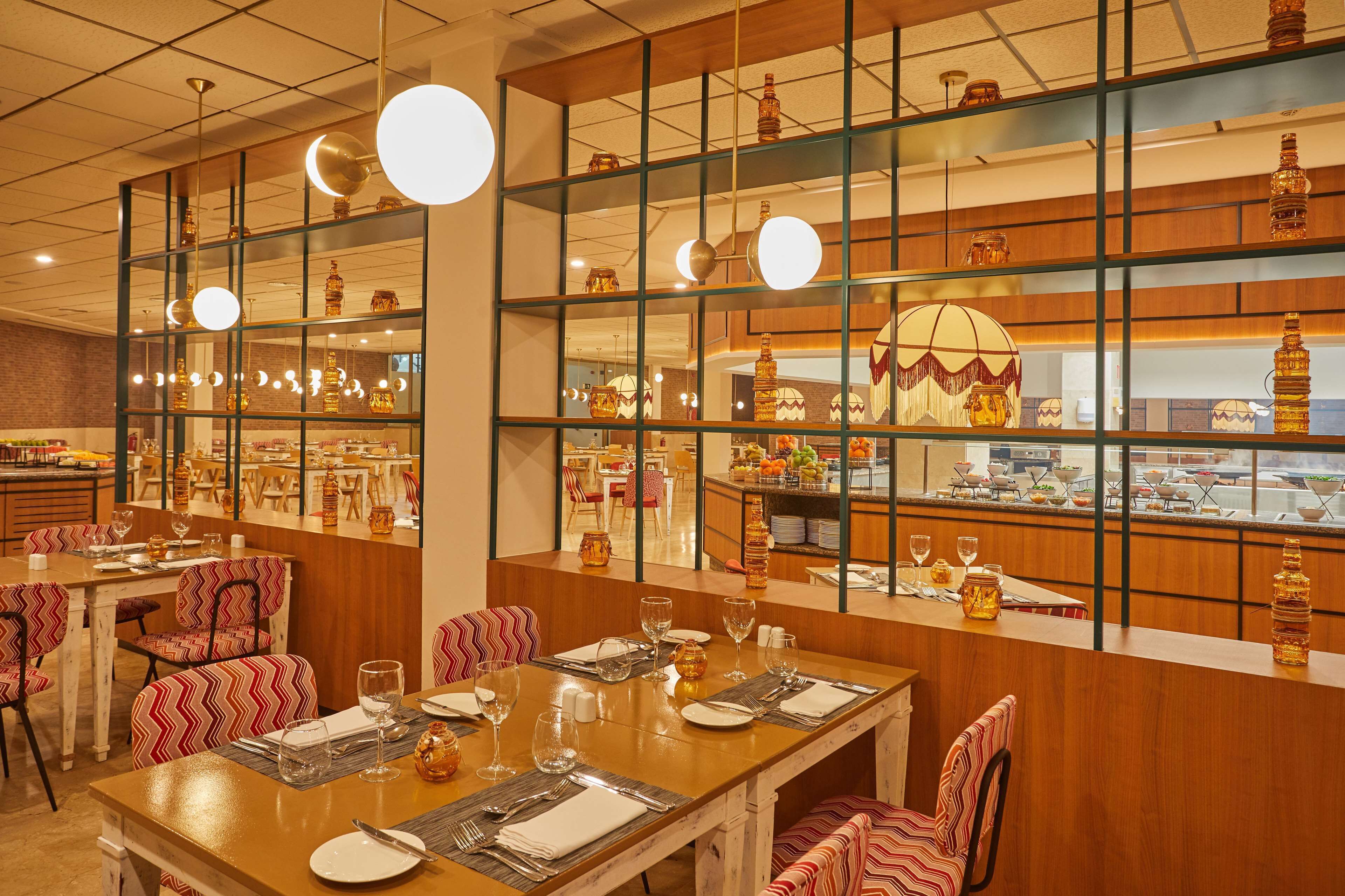 6 restaurants, breakfast, lunch, dinner served; international cuisine