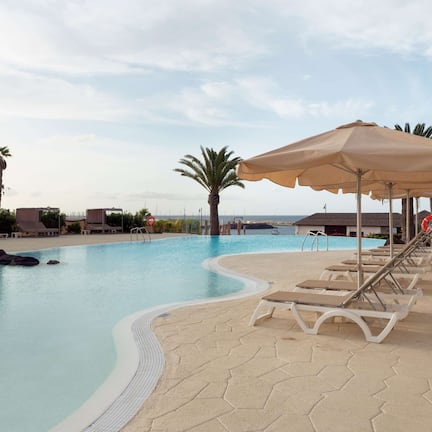 8 室外游泳池,09:00 至 19:00 开放,池畔遮阳伞,日光浴躺椅