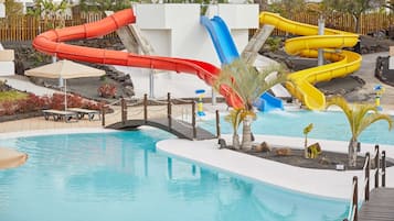 Piscina interna, 8 piscinas externas, guarda-sóis, espreguiçadeiras