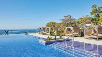 8 Außenpools, geöffnet von 09:00 Uhr bis 19:00 Uhr, Sonnenschirme