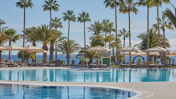 Piscine couverte, 8 piscines extérieures, parasols de plage