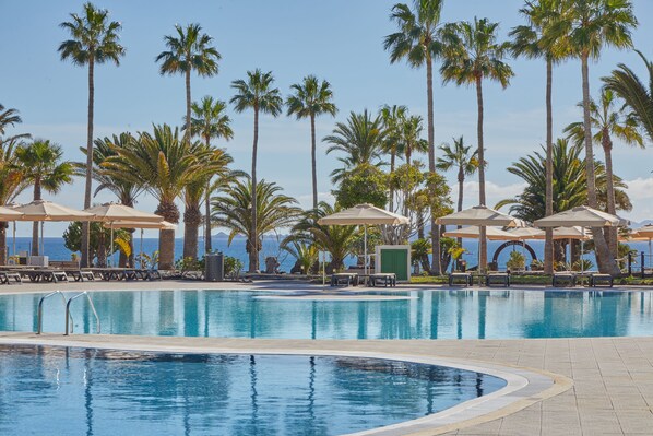 Piscine intérieure, 8 piscines extérieures, 9 h à 19 h, parasols