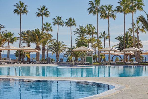 Una piscina cubierta, 8 piscinas al aire libre, sombrillas, tumbonas