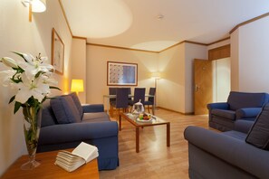 Family Suite | Minibar, in-room safe, desk, soundproofing