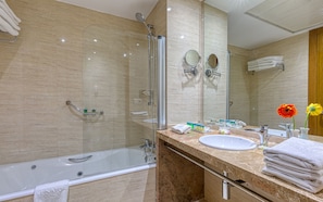Suite presidencial | Baño | Tina con regadera, amenidades de baño ecológicas, secadora de cabello