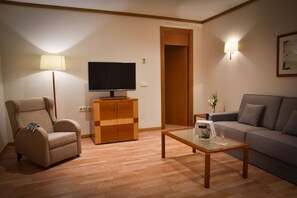 Family Suite | 1 bedroom, minibar, in-room safe, desk