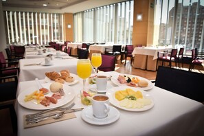 Café da manhã com buffet todos os dias mediante uma taxa