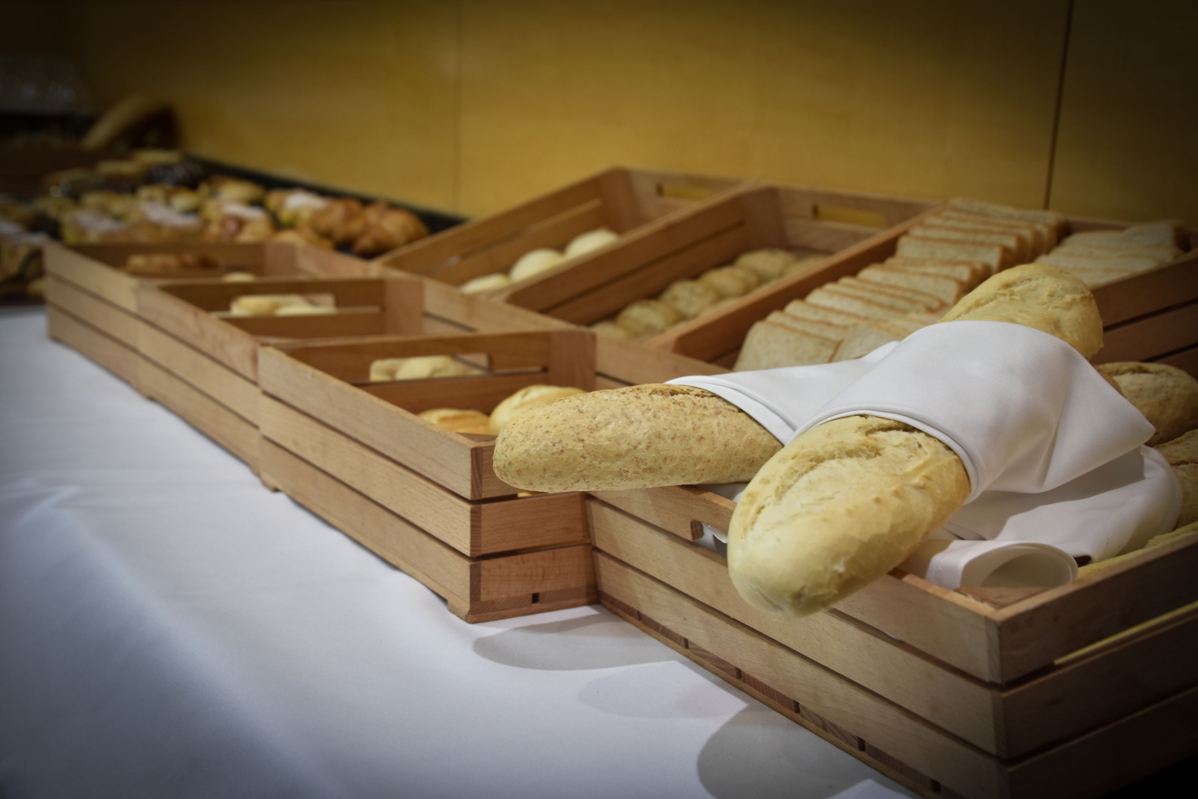 Paneras de madera sobre una mesa.