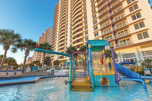 2 indoor pools, 2 outdoor pools, pool umbrellas, sun loungers - Ocean Walk Resort (Daytona Beach)