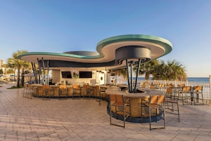 Bar junto a la piscina