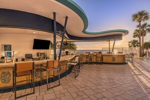 Poolside bar - Ocean Walk Resort (Daytona Beach)
