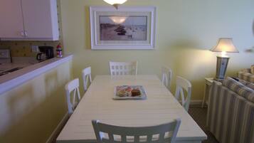 Deluxe Suite, 1 Bedroom, Partial Ocean View | Dining room