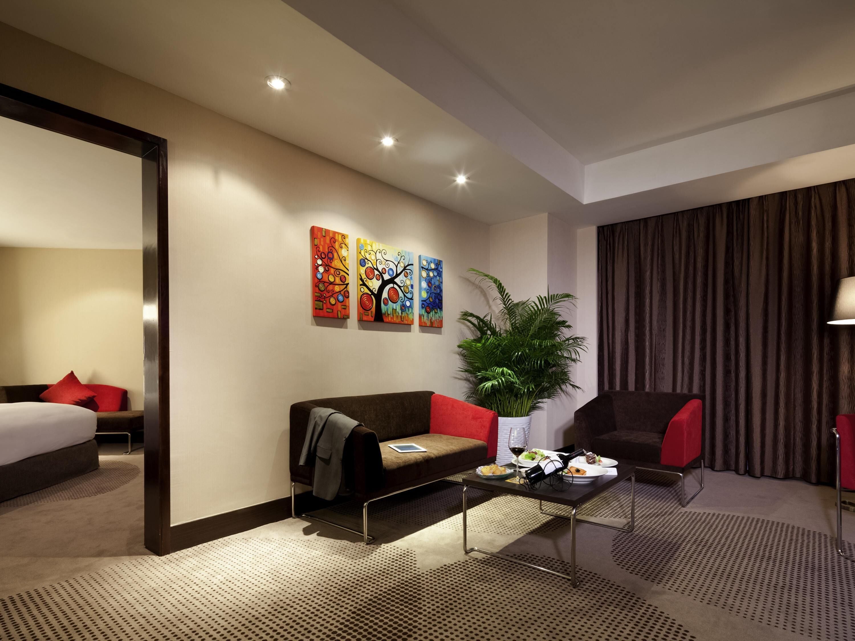 Suite superior, 1 llit de matrimoni gran | Minibar gratuït, caixa forta a l'habitació i escriptori 