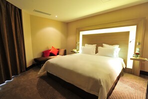 Free minibar, in-room safe, desk, iron/ironing board - Novotel Shenzhen Watergate (Shenzhen)