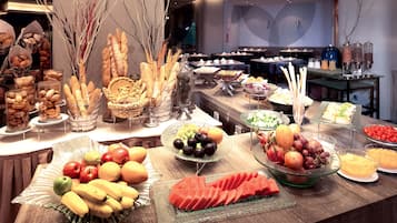 Daily buffet breakfast (CNY 108 per person)