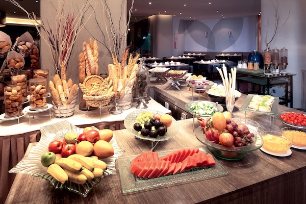 Daily buffet breakfast (CNY 108 per person)