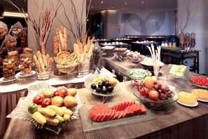 Daily buffet breakfast (CNY 108 per person)