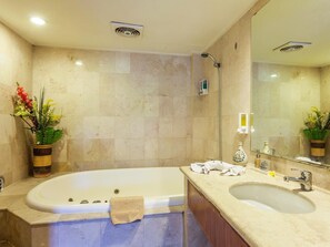 Gabungan pancuran/tab mandi, tab mandi rendaman dalam, selipar 