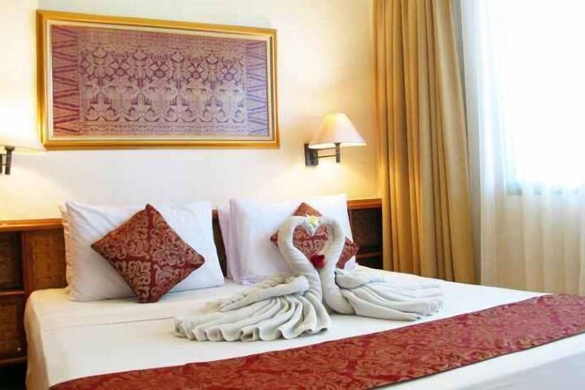 In-room safe, desk, iron/ironing board, cribs/infant beds