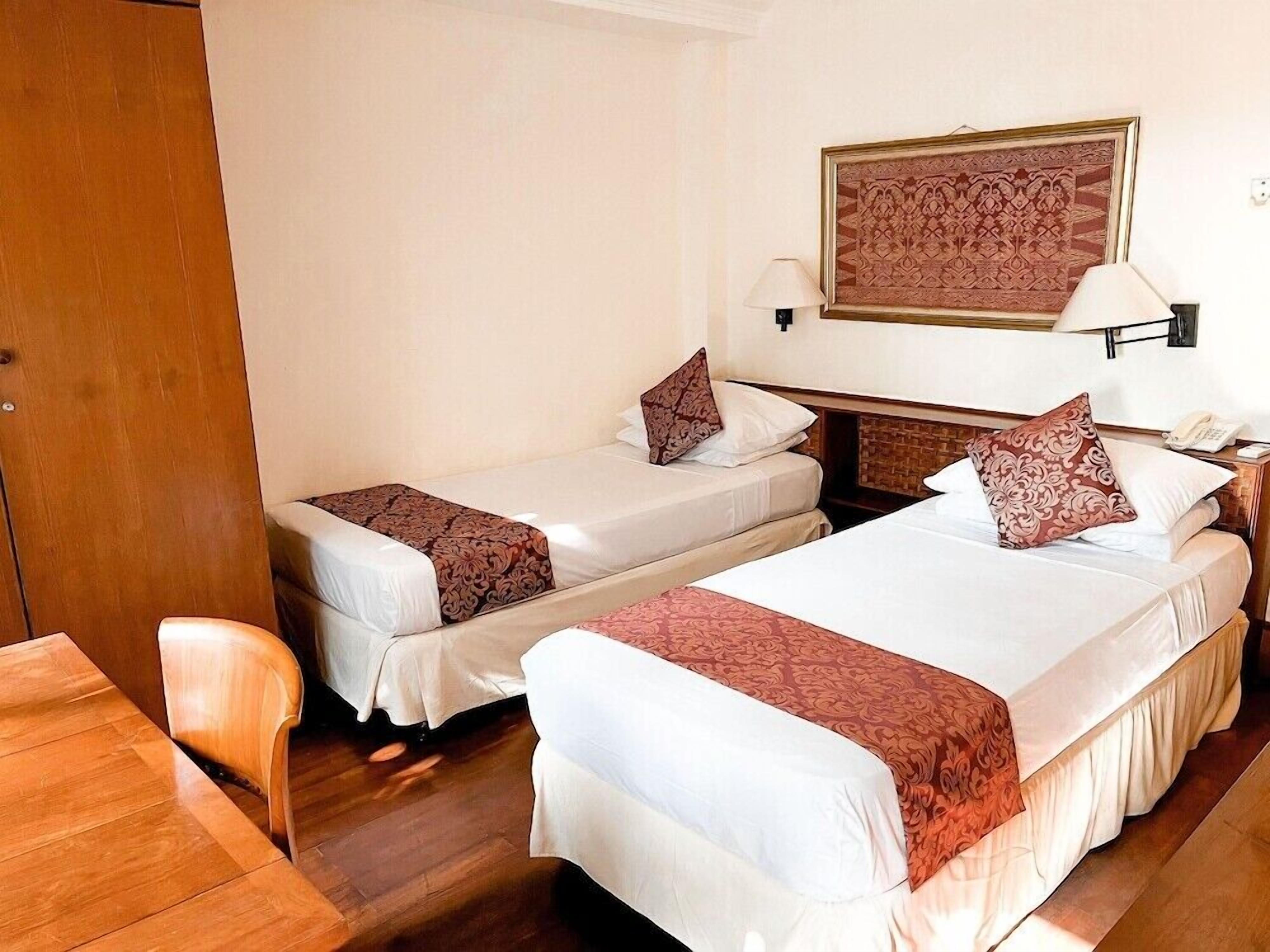 In-room safe, desk, iron/ironing board, free WiFi