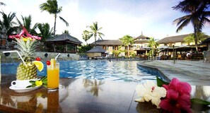 Poolside bar - Club Bali Family Suites @Legian Beach (Legian)