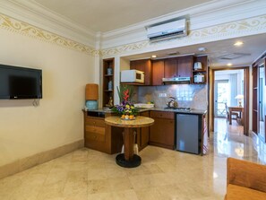 32-inch LCD TV with cable channels, TV