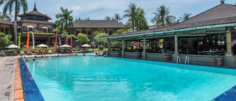 3 outdoor pools, pool umbrellas, sun loungers
