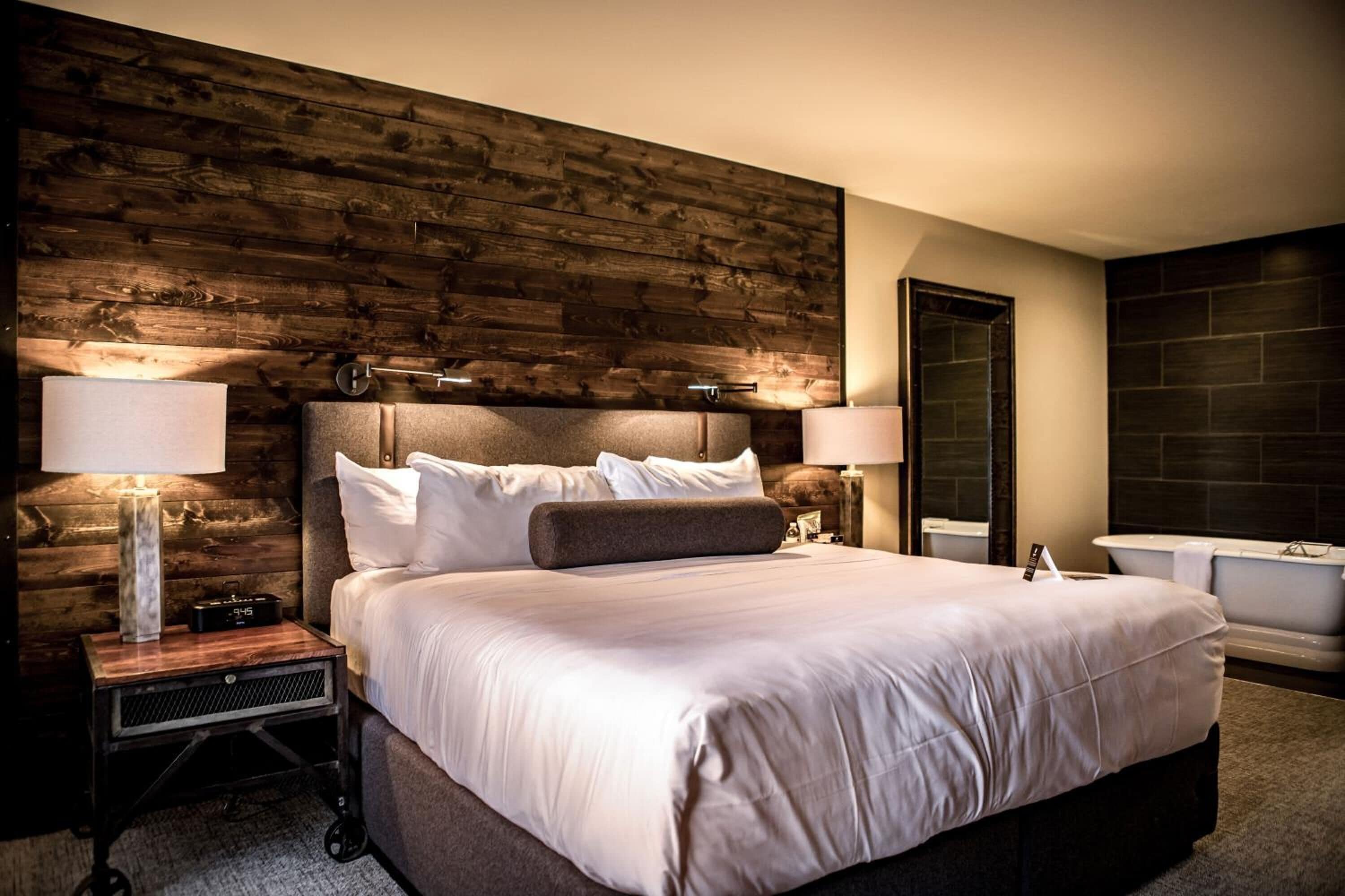 Roupas de cama premium, frigobar, cofres nos quartos, escrivaninha