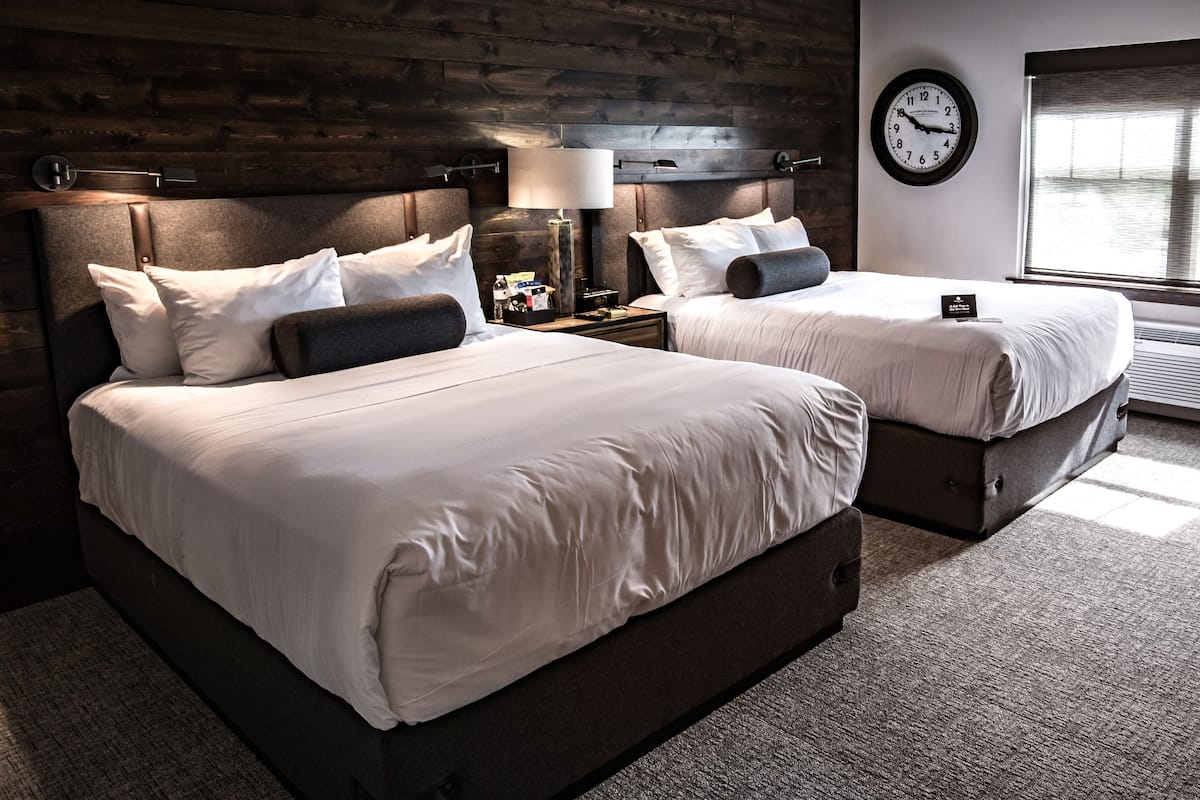 Quarto tradicional, 2 camas Queen | Roupas de cama premium, frigobar, cofres nos quartos, escrivaninha