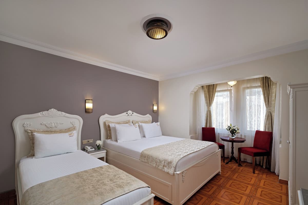 Hochwertige Bettwaren, Minibar, Zimmersafe, individuell dekoriert