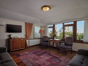 Suite presidencial | Ropa de cama de alta calidad, minibar, caja fuerte