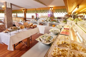 Café da manhã com buffet grátis todos os dias