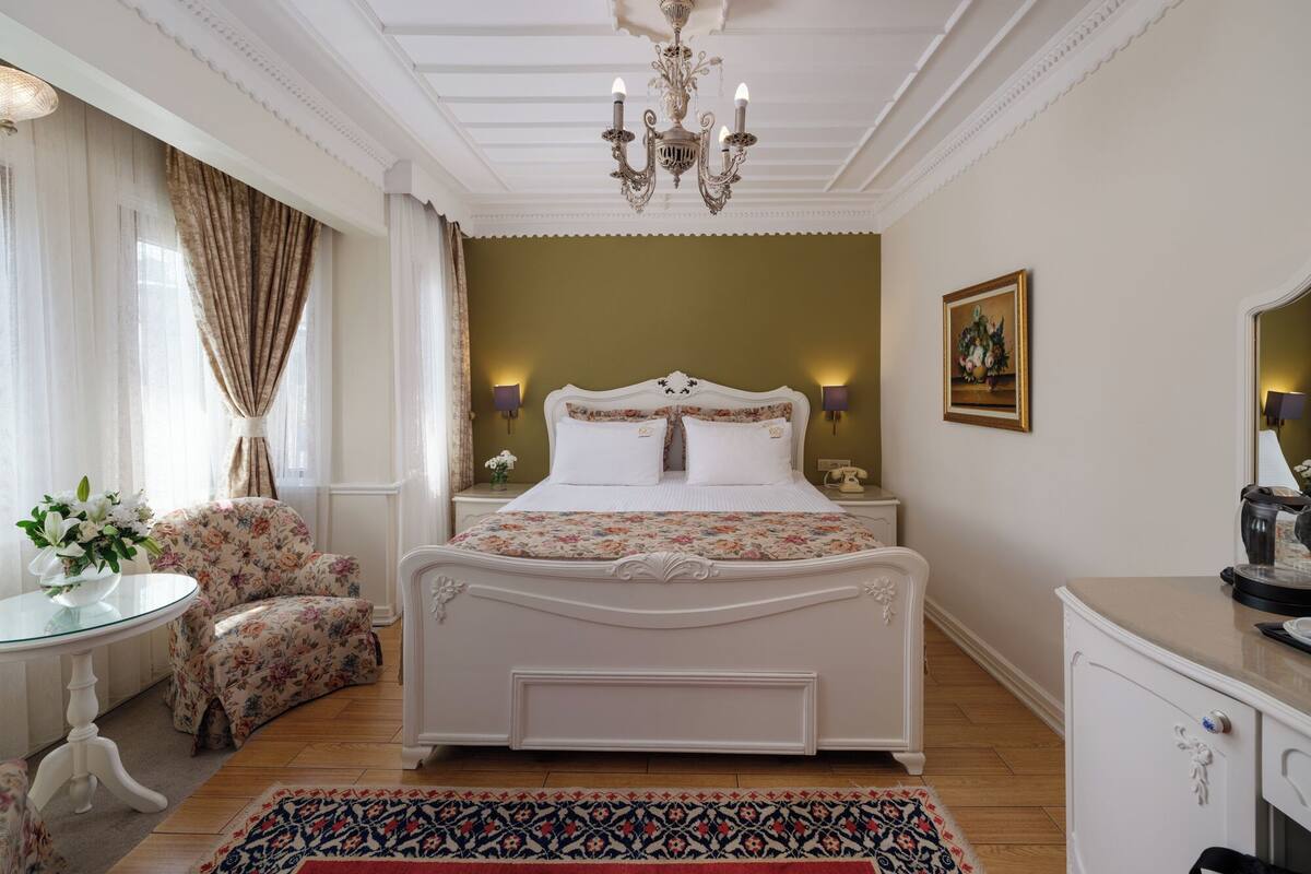 Premium bedding, minibar, in-room safe, desk