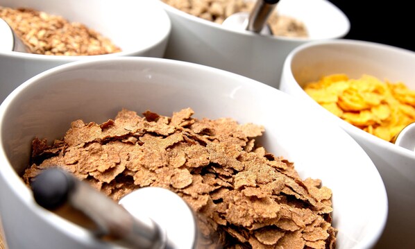 Bowls of cereal with a spoon in one. - Sure Hotel by Best Western Algen (Östersund)