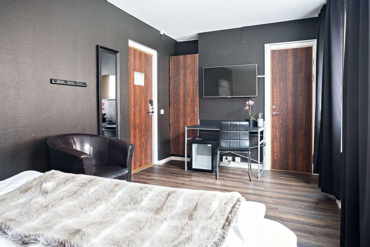 Rollaway beds, free WiFi, bed sheets