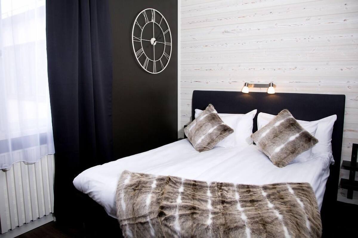 Rollaway beds, free WiFi, bed sheets
