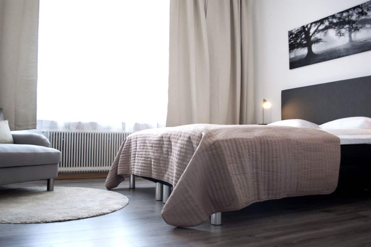 Habitación doble superior | Ropa de cama hipoalergénica, edredón y escritorio