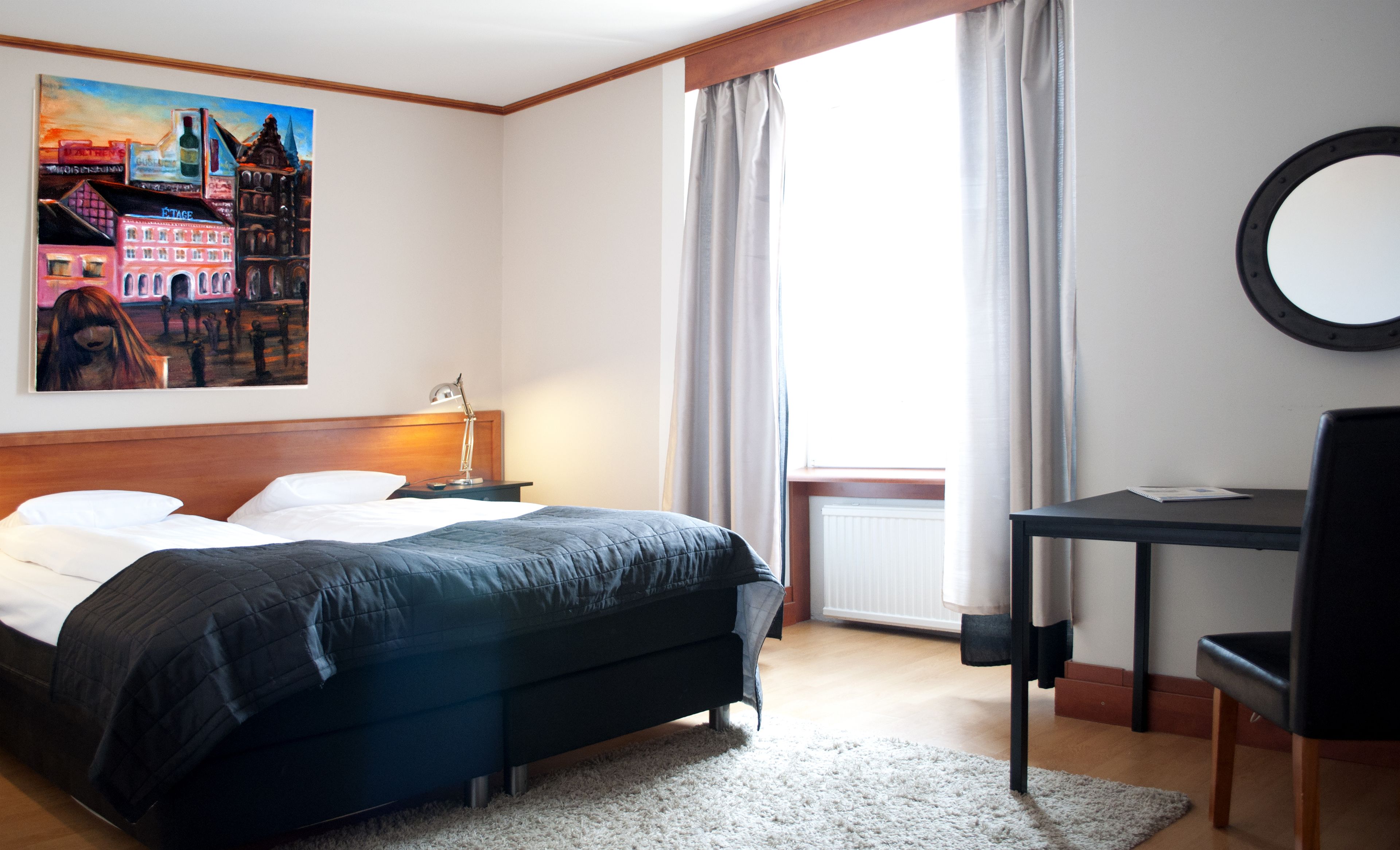 Superior dubbelrum | Allergitestade sängkläder, duntäcken, skrivbord och strykjärn/strykbräda