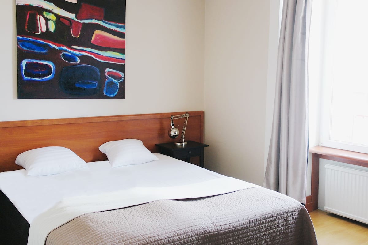 Habitación doble económica | Ropa de cama hipoalergénica, edredón y escritorio