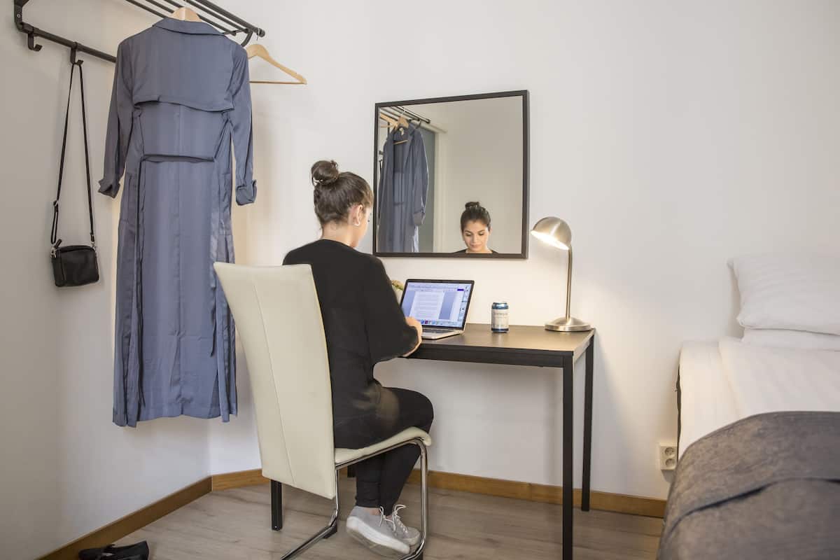 Habitación individual económica | Ropa de cama hipoalergénica, edredón y escritorio