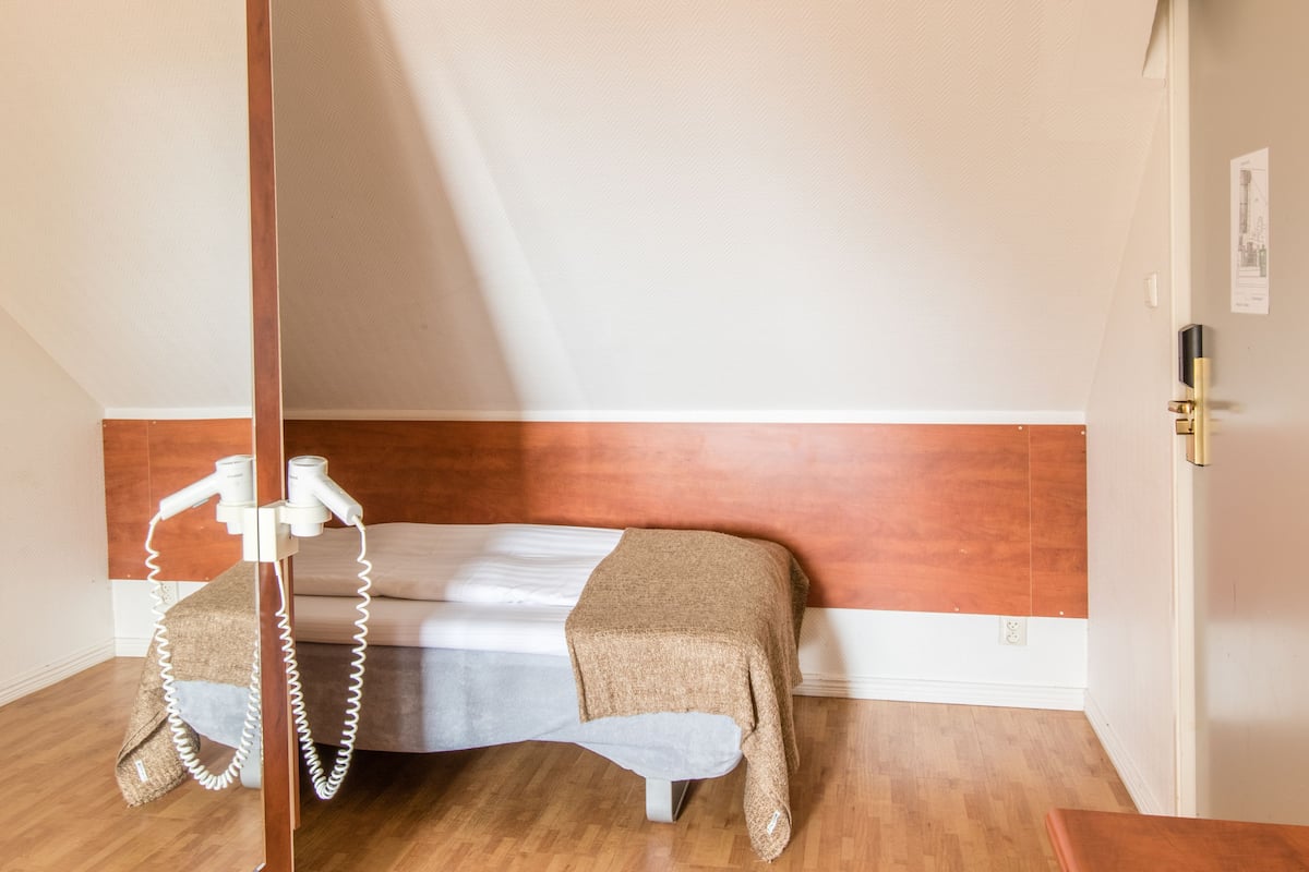Habitación individual estándar, balcón | Ropa de cama hipoalergénica, edredón y escritorio