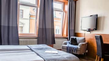 Standard Double Room | Hypo-allergenic bedding, down comforters, desk, iron/ironing board